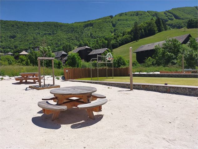 Terrain multisport et tables de pique-nique - OT Aillons-Margeriaz