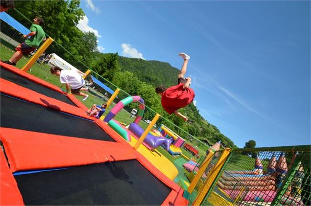 Base de loisirs pour les enfants avec jeux et plan d'eau - Office de Tourisme du Val d'Arly