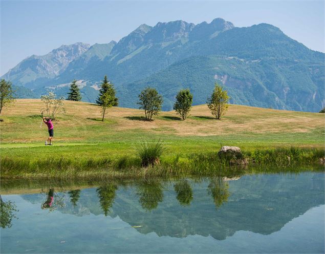 vue générale avec plan d'eau - Golf de Giez