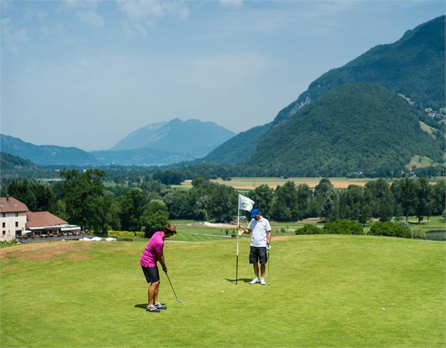 Vue générale golf en juin - Golf de Giez