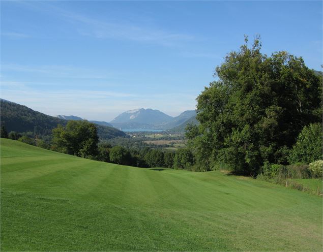 arbres et vue sur le lac depuis le golf - Golf de Giez