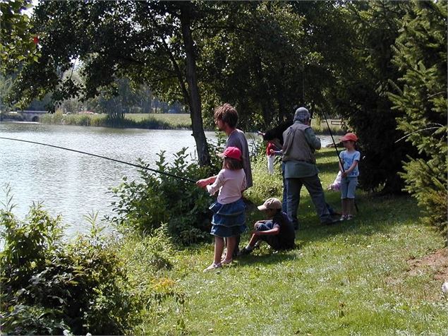 Pêche en famille à l'étang de Cessy - Conseil Départemental de l'Ain