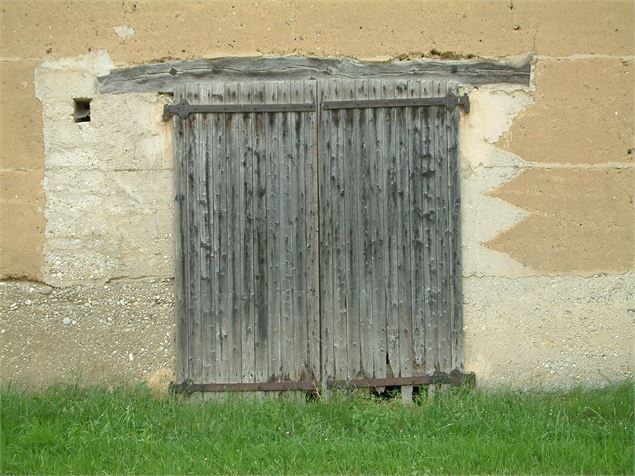 Bâtiment en pisé - Office de Tourisme Pays du Lac d'Aiguebelette