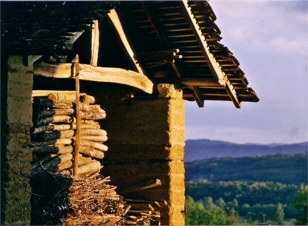 Abri en pisé - Office de Tourisme Pays du Lac d'Aiguebelette