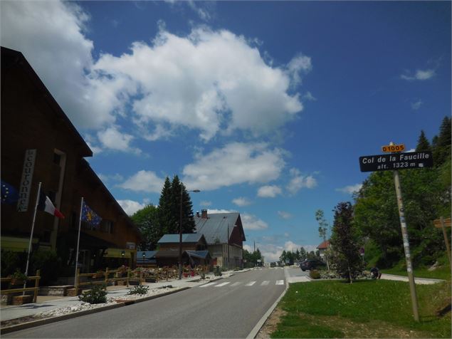 Le col de la Faucille, en venant de Gex - M.Beal