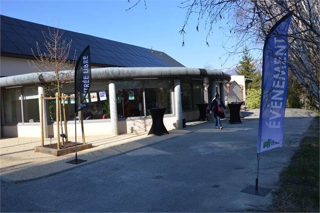 Porte d'entrée de la salle de spectacle - ville de La Motte-Servolex