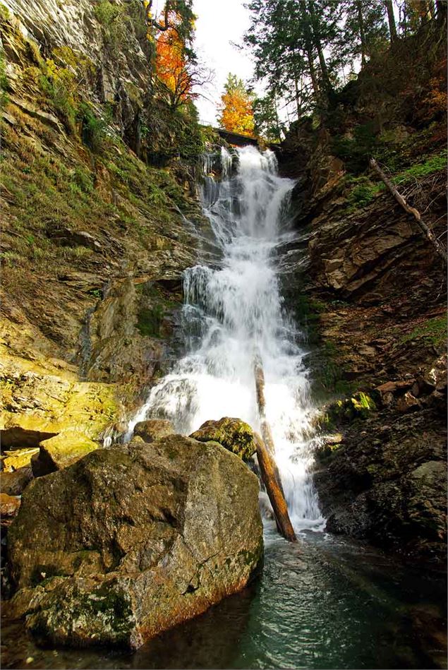 La cascade vue d'en bas - Yvan Tisseyre / OT Vallée d'Aulps