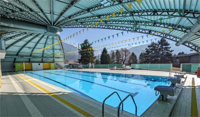 Vue de la piscine ouverte sur le parc - Mairie de Passy