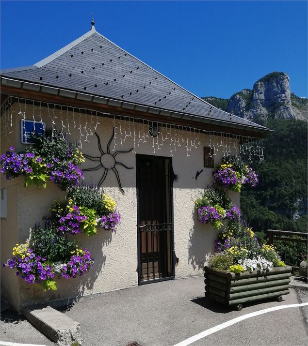 Façade fleurie à Corbel - Evelyne Philippe