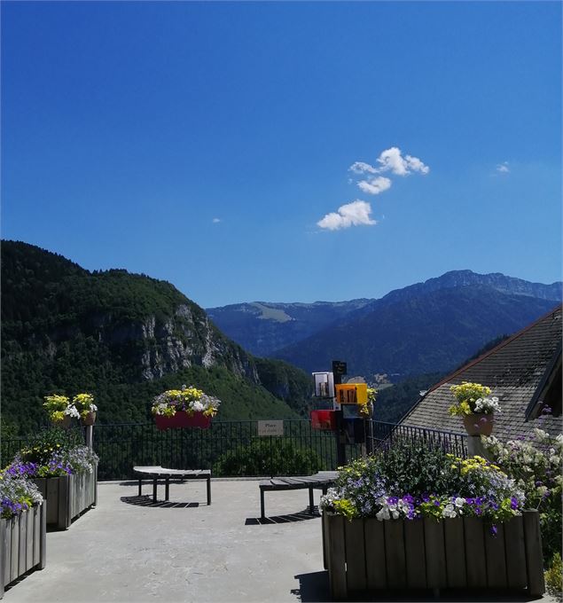 Terrasse fleurie à Corbel - Evelyne Philippe