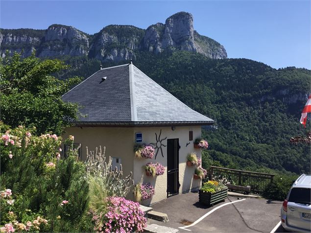 Façade fleurie à Corbel - Evelyne Philippe