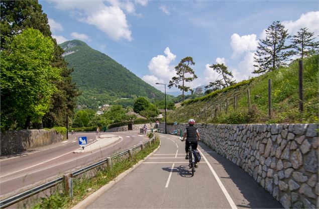 Vélo sur la voie verte autour du lac d'Annecy - Menthon Saint Bernard - ©SavoieMontBlanc-Bijasson