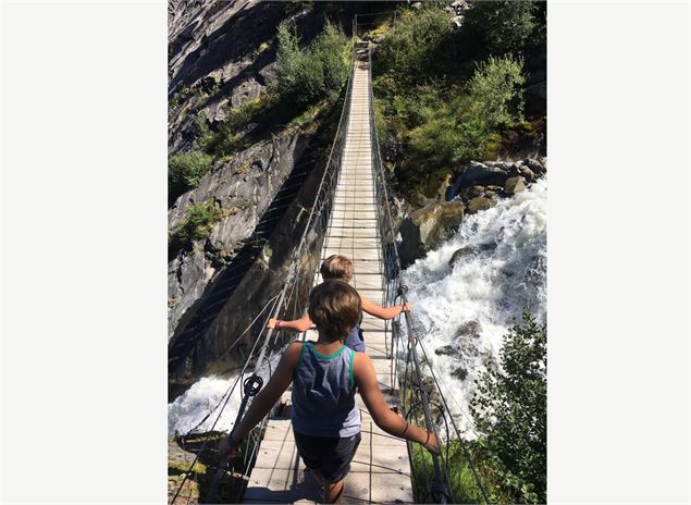 pont suspendu vers bionnassay - OT Vallée de Chamonix MB