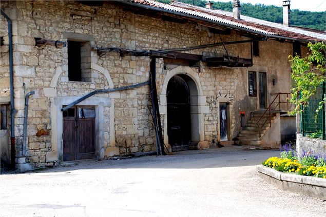 Ferme typique Allement, hameau de Poncin - JF Basset