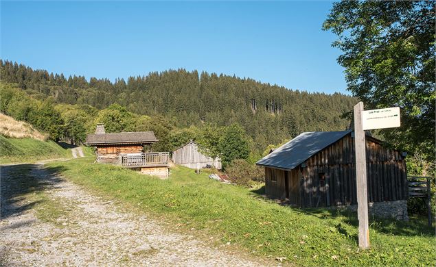 Passage au hameau des Praz - Yvan Tisseyre / OT Vallée d'Aulps