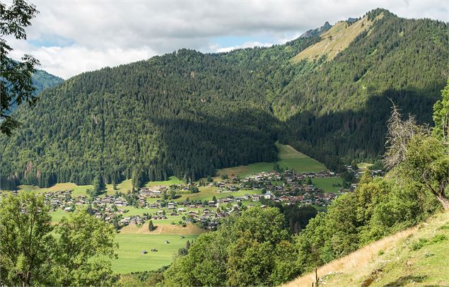 Vue depuis les Guéritolles : le village d'Essert-Romand - Yvan Tisseyre / OT Vallée d'Aulps