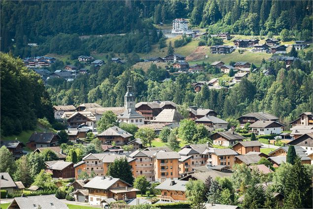 Chemin du retour : vue sur le village de Montriond - Yvan Tisseyre / OT Vallée d'Aulps