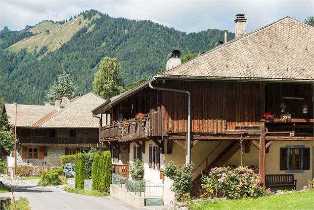 Chemin du retour : maisons traditionnelles - Yvan Tisseyre / OT Vallée d'Aulps