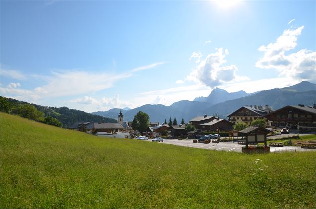 Village de Notre Dame de Bellecombe depuis le Reguet - MJ Diffusion