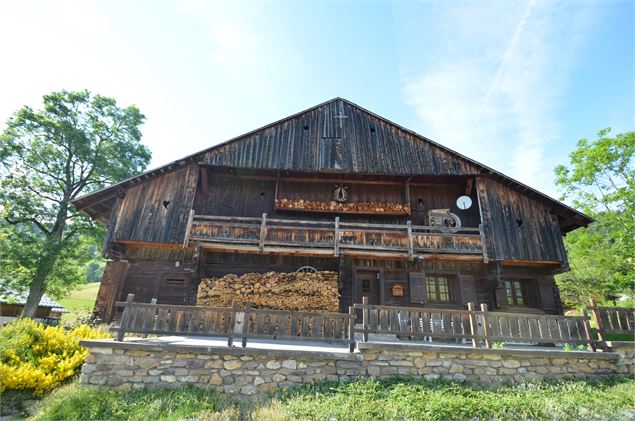 Ferme traditionnelle du Val d'Arly - MJ Diffusion