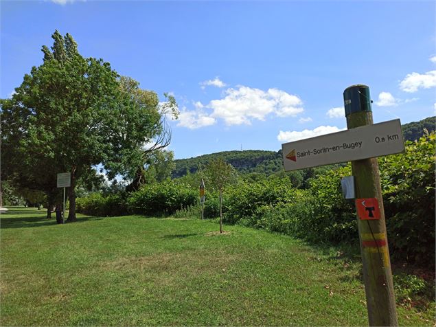 Chemin d'Assise en arrivant sur St Sorlin en Bugey - K.Tranchina