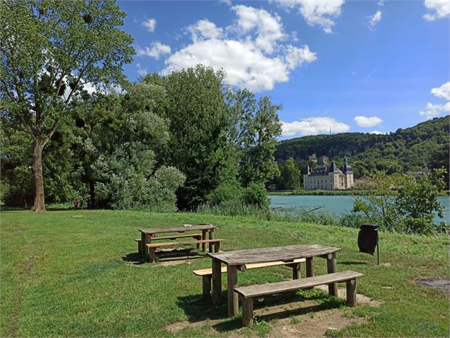 Chemin d'Assise en arrivant sur la vue des châteaux de Vertrieu sur St Sorlin en Bugey - K.Tranchina