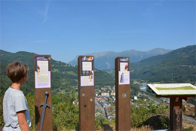 Montée au Château de Charbonnière - OT Porte de Maurienne