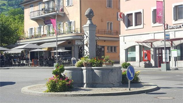 La fontaine sur la Place Centrale de Monthey.