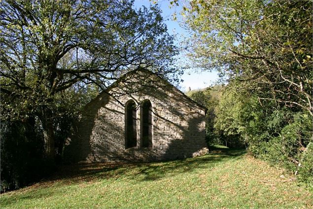 Chapelle et ruines du château de Montfort - s calland