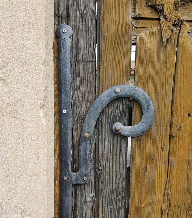 Portail en bois avec ferronnerie - Office de Tourisme du Pays de Bâgé et de Pont-de-Vaux