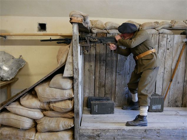 Le fort du télégraphe, mannequin militaire au tir - André Bertrand / Ot Valloire