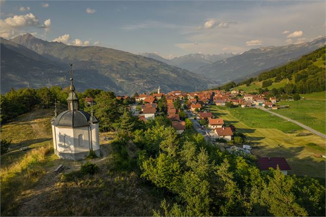 Elle domine le village de Longefoy - A.Abondance