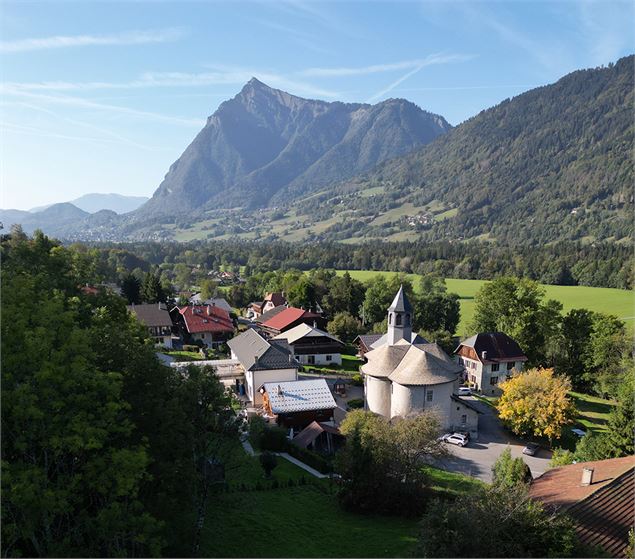 Vue sur la Rivière Enverse et le Marcelly - Haut-Giffre Tourisme