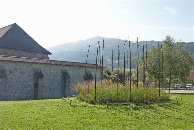 L’œuvre Mes’anges de Régine Raphoz et en arrière plan, la Chartreuse de Mélan