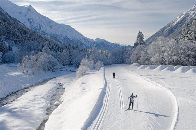 Skieur de fond sur piste avec vu Mont Blanc - Salomé Abrial - OT Chamonix