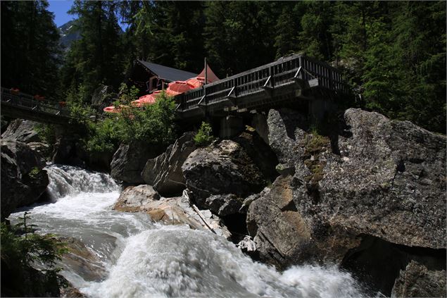 Cascade et buvette - OT Vallée de Chamonix-Mont-Blanc