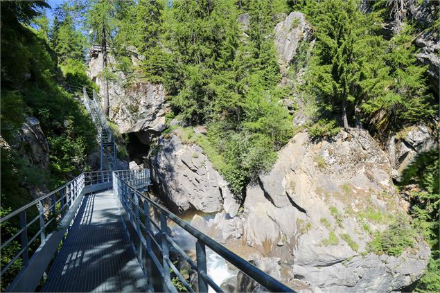 La passerelle au-dessus de la cascade - OT Vallée de Chamonix-Mont-Blanc