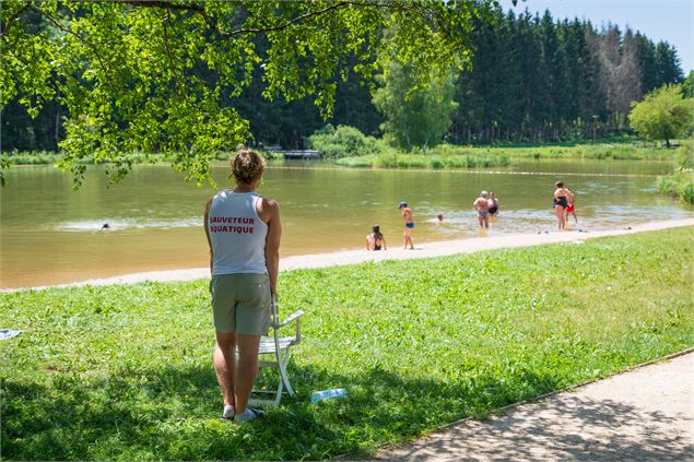 Baignade surveillée - HautBugeyTourisme-AgenceArgoJérpomePruniaux