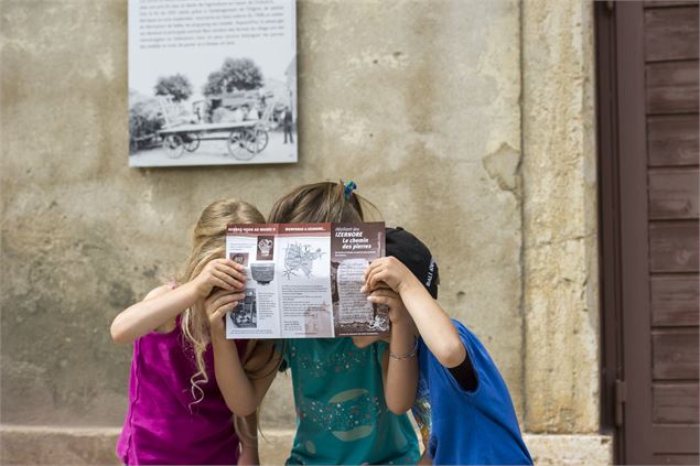 Visite chemin des pierres - Izernore - HautBugeyTourisme_MarcChatelain