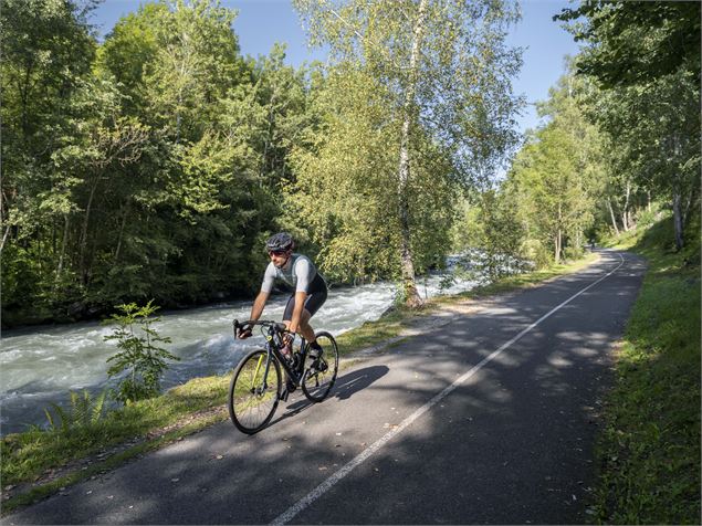 Une piste agréable au bord de l'eau - Tristan Shu