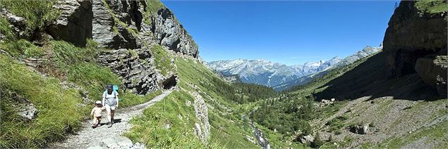 Vue du vallon après le pas de Sales - refuges de sales