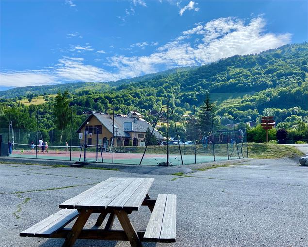 Aire de pique-nique des courts de tennins - Alice Niquet / Valloire Tourisme