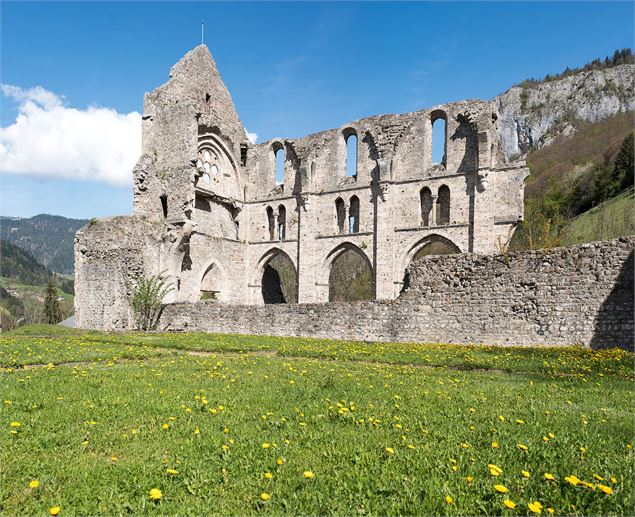 L'abbatiale d'Aulps et son cloître végétalisé - Yvan Tisseyre/OT Vallée d'Aulps