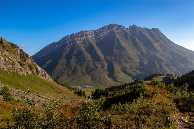 Vue depuis le sentier sur le Col des Aravis et la Porte des Aravis - David Machet