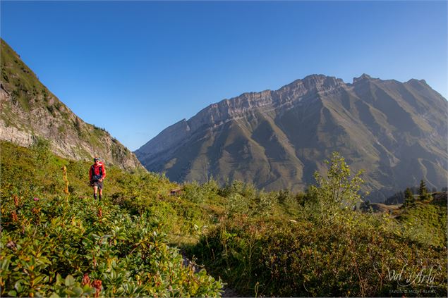 Vue en balcon sur la Porte des Aravis - sentier de la Croix des Frêtes - La Giettaz - Office de Tour