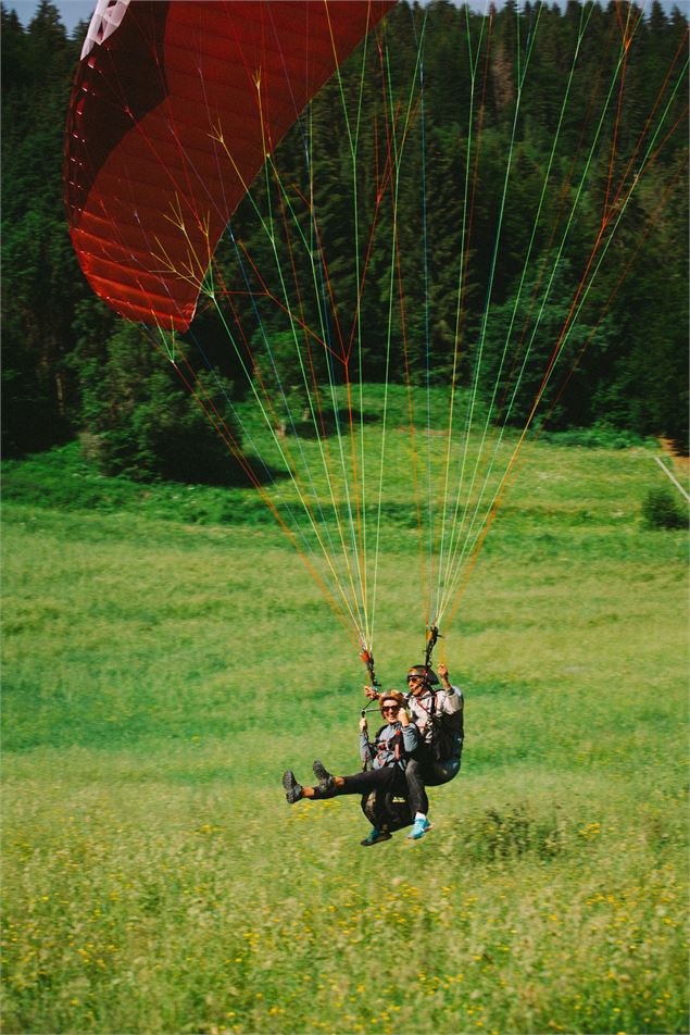 Parapente au dessus du Pleney de Morzine - Sam Ingles