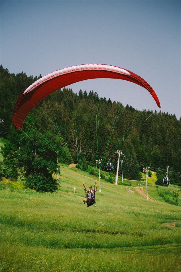 Parapente au dessus du Pleney de Morzine - Sam Ingles