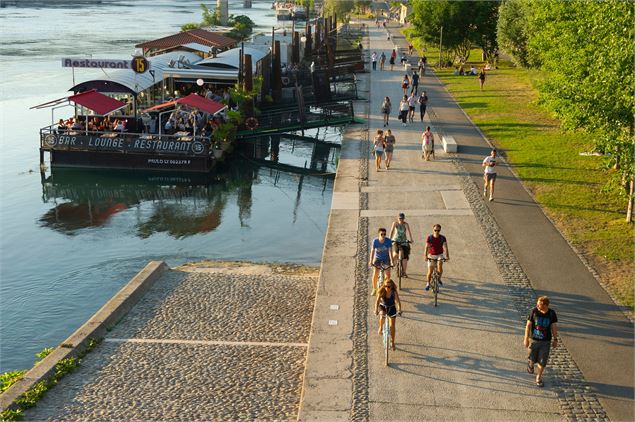 Piste cyclable à côté du Rhône et des bateaux à Lyon - Justine Grandcollot / Saint-Gingolph Promotio