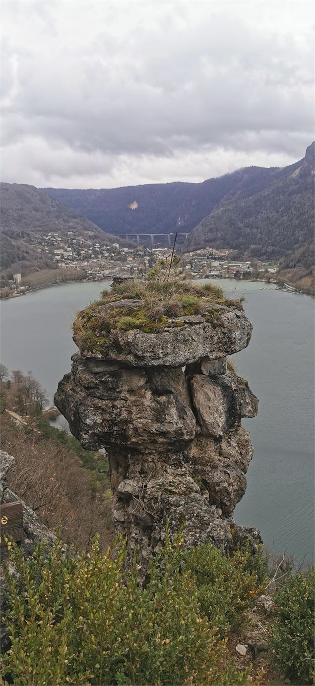 Le rocher de Maria Mâtre au dessus du lac de Nantua - Eric Chaxel