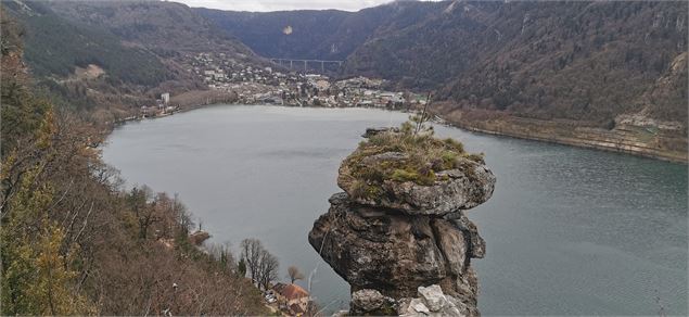 Le rocher de Maria Mâtre au dessus du lac de Nantua - Eric Chaxel